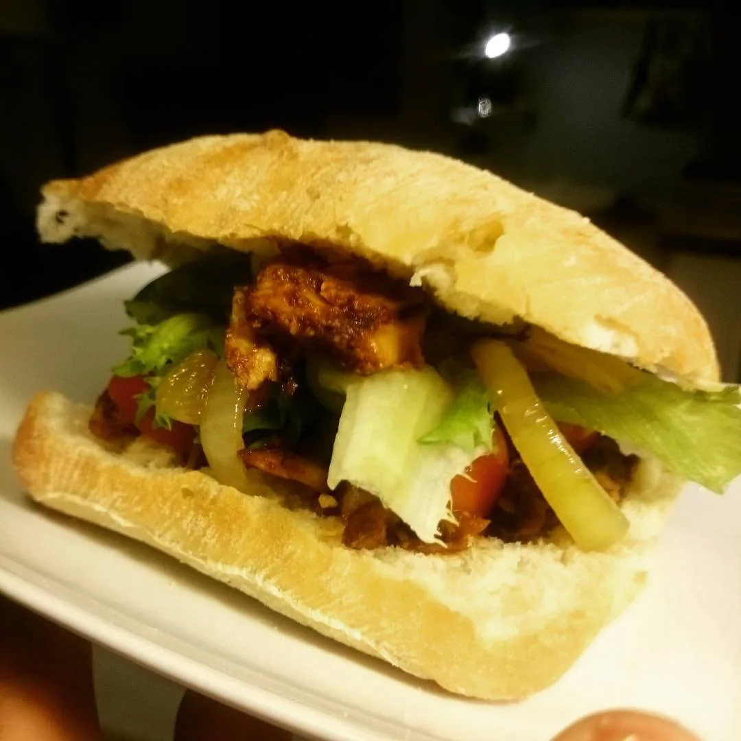 Ciabatta med Pulled Oumph! och karamelliserad lök