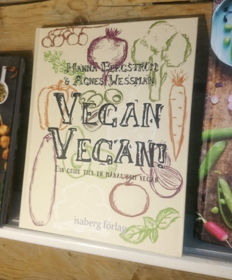 Boken Vegan Vegan i vår bokhylla i köket